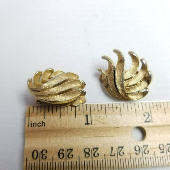 Vintage Crown Trifari Gold Tone Wave Shape Clip On Earrings, Retro Estate Signed - Picture 6 of 8